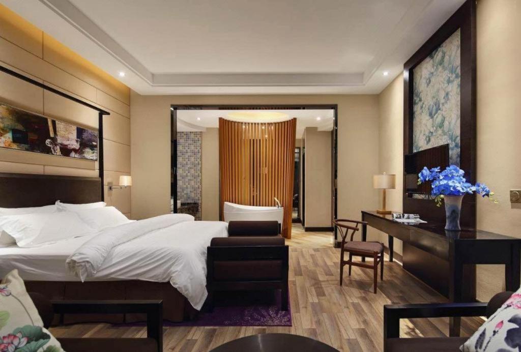 Jinjiang Metropolo Hotel - Liyang Tianmu Lake Changzhou  Bagian luar foto